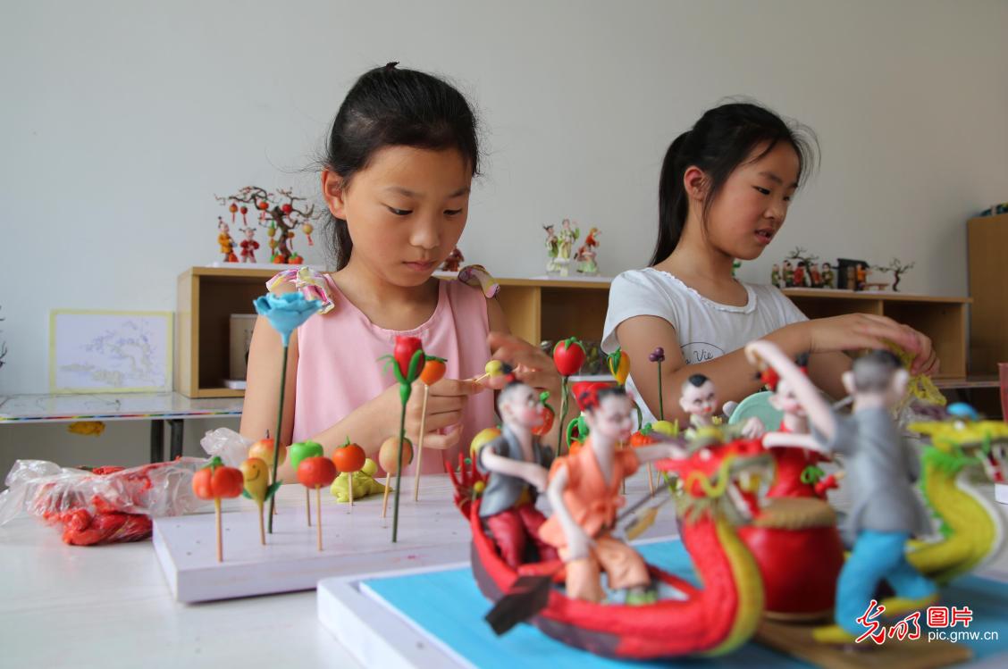 Students learn dough modeling on summer vacation in east China’s Jiangsu