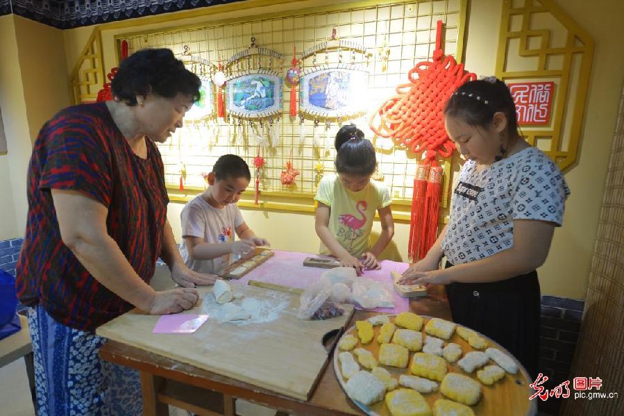 Students study Chinese folk culture during summer vacation