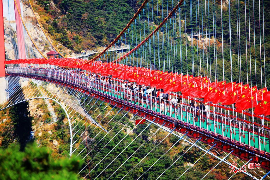 China sees 782 mln domestic tourist trips during National Day holiday