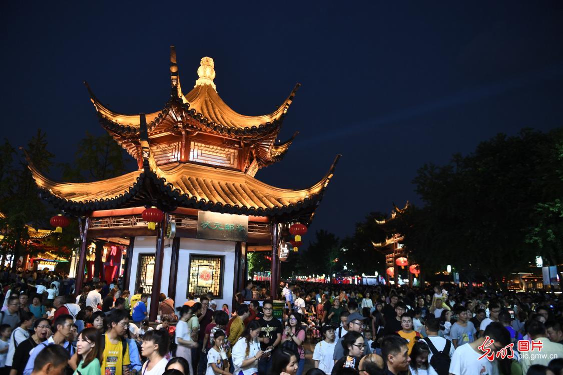 China sees 782 mln domestic tourist trips during National Day holiday