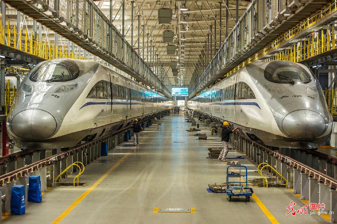 Xi'an Railway Bureau inspects trains for Spring Festival travel rush