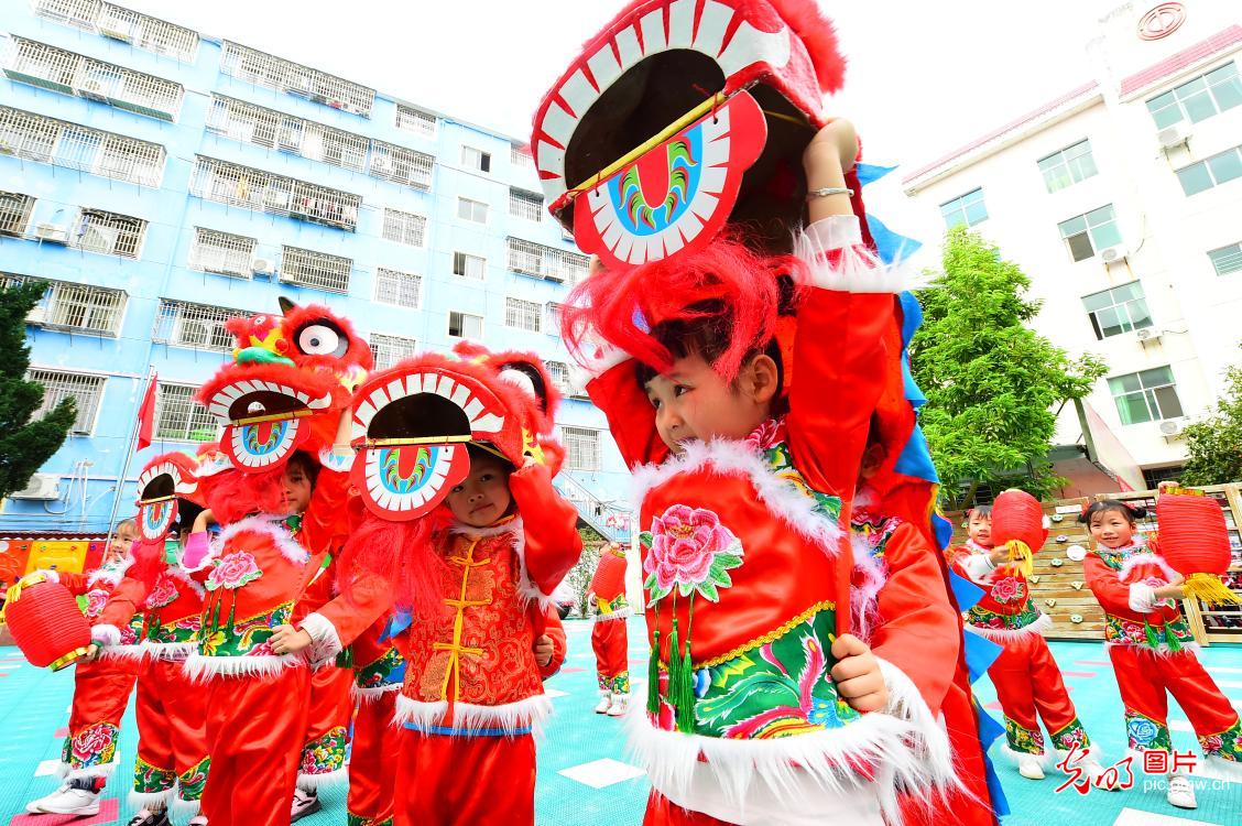 Kids practice lion dance for upcoming Spring Festival in Jiangxi