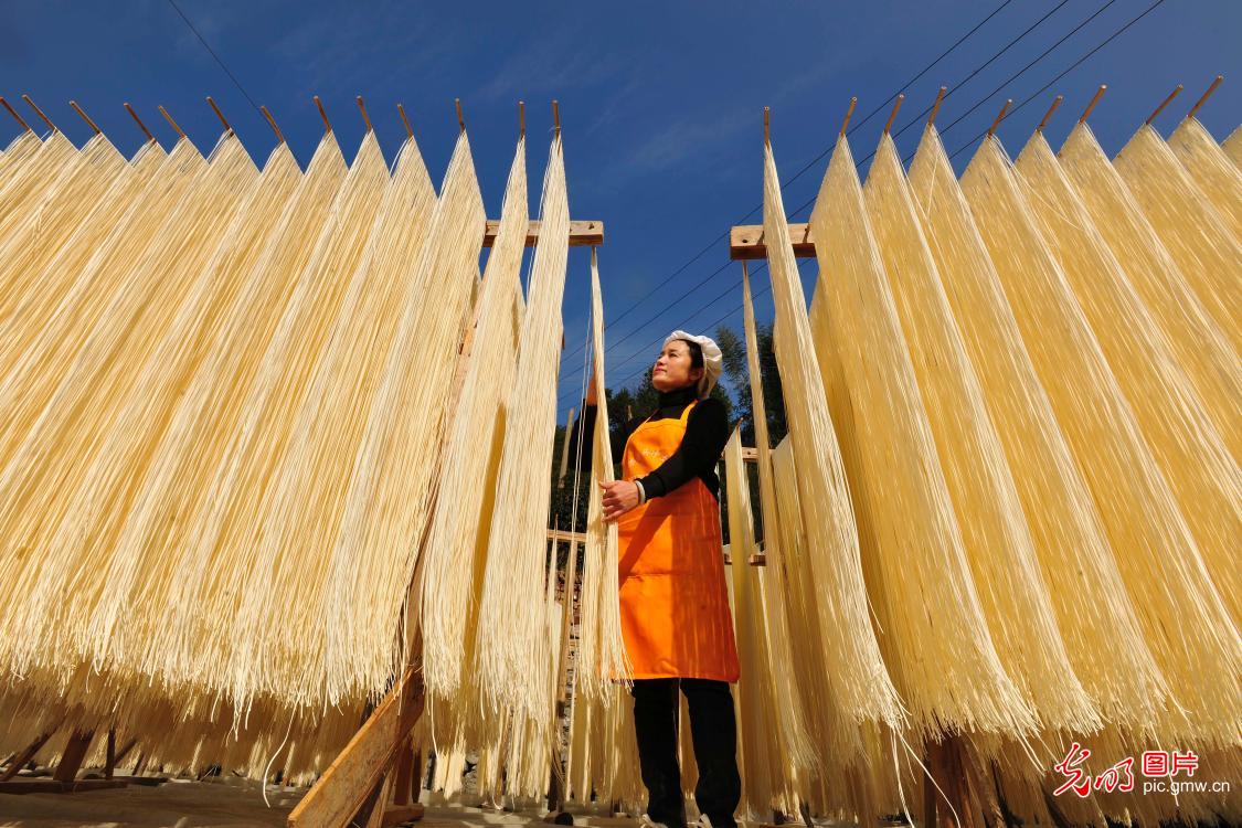 People make hand-made noodles to prepare for upcoming Spring Festival in E China's Jiangxi