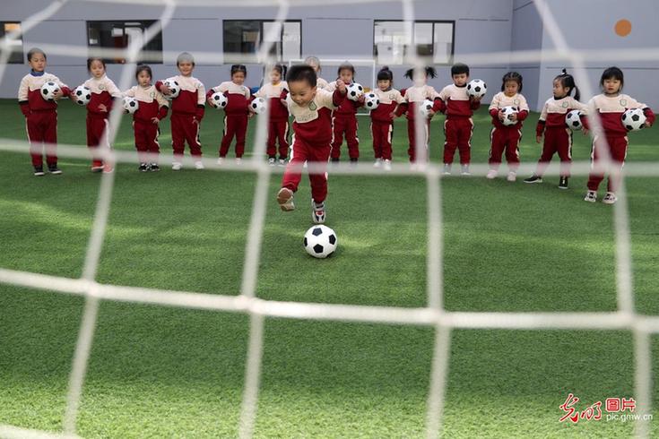 Football themed activity held at kindergarten in Jiangxi