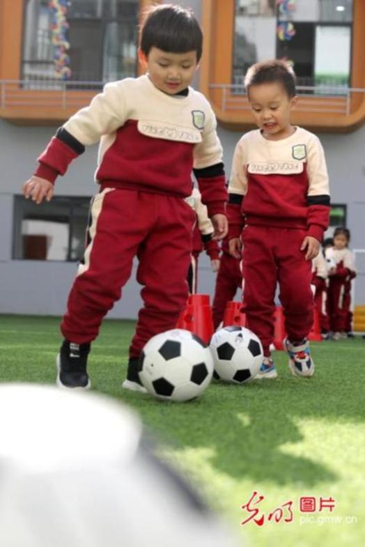 Football themed activity held at kindergarten in Jiangxi