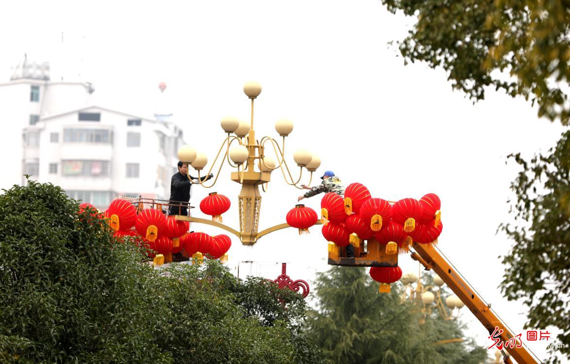 Red lanterns hung for upcoming Spring Festival in E China’s Jiangxi