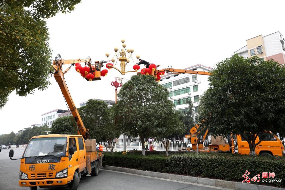 Red lanterns hung for upcoming Spring Festival in E China’s Jiangxi
