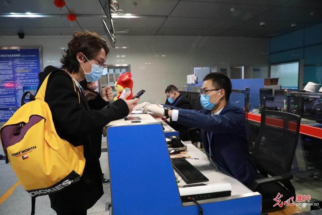 Domestic flights resume in Enshi, C China’s Hubei