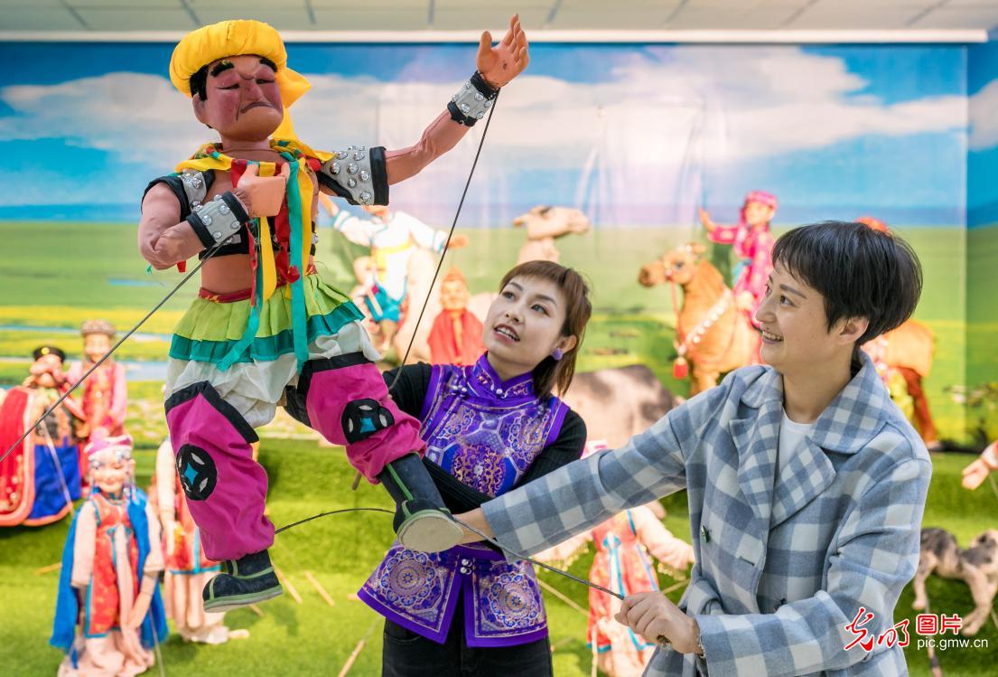 Visitors experience intangible cultural heritages in N China’s Hohhot