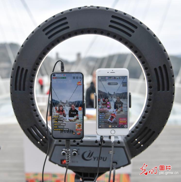 Local cadre promotes agricultural products via live streaming in Cili, C China’s Hunan