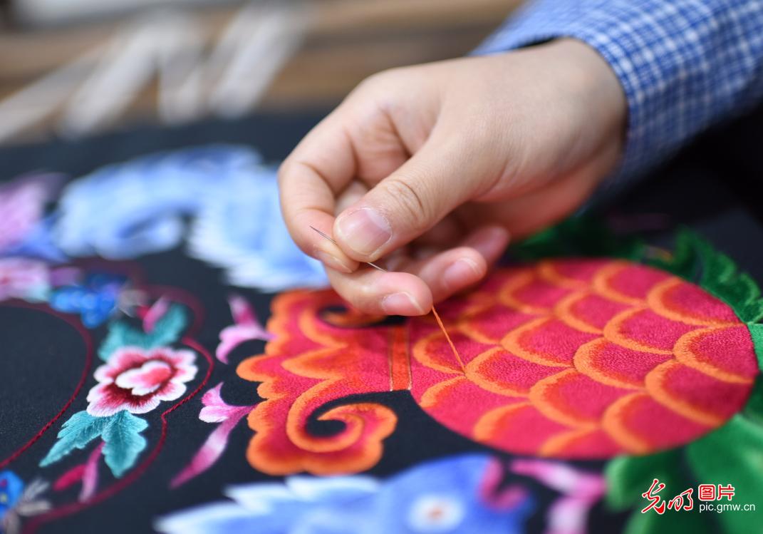 Industry related to Miao embroidery helps villagers shake off poverty in SW China’s Guizhou