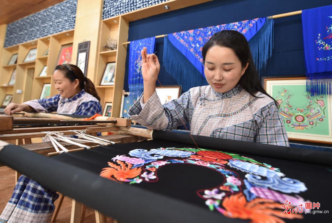 Miao embroidery lifts farmers out of poverty in Guizhou, SW China