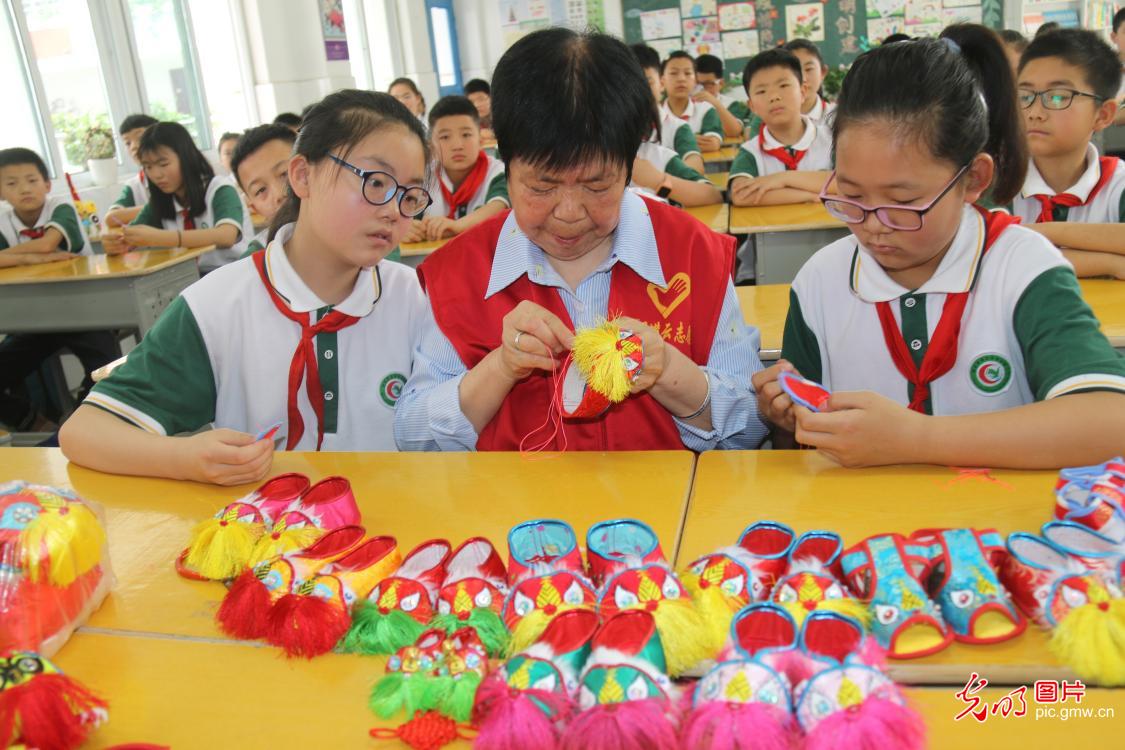 Children learn to make intangible cultural heritage handicrafts to greet International Children’s day in E China’s Jiangsu