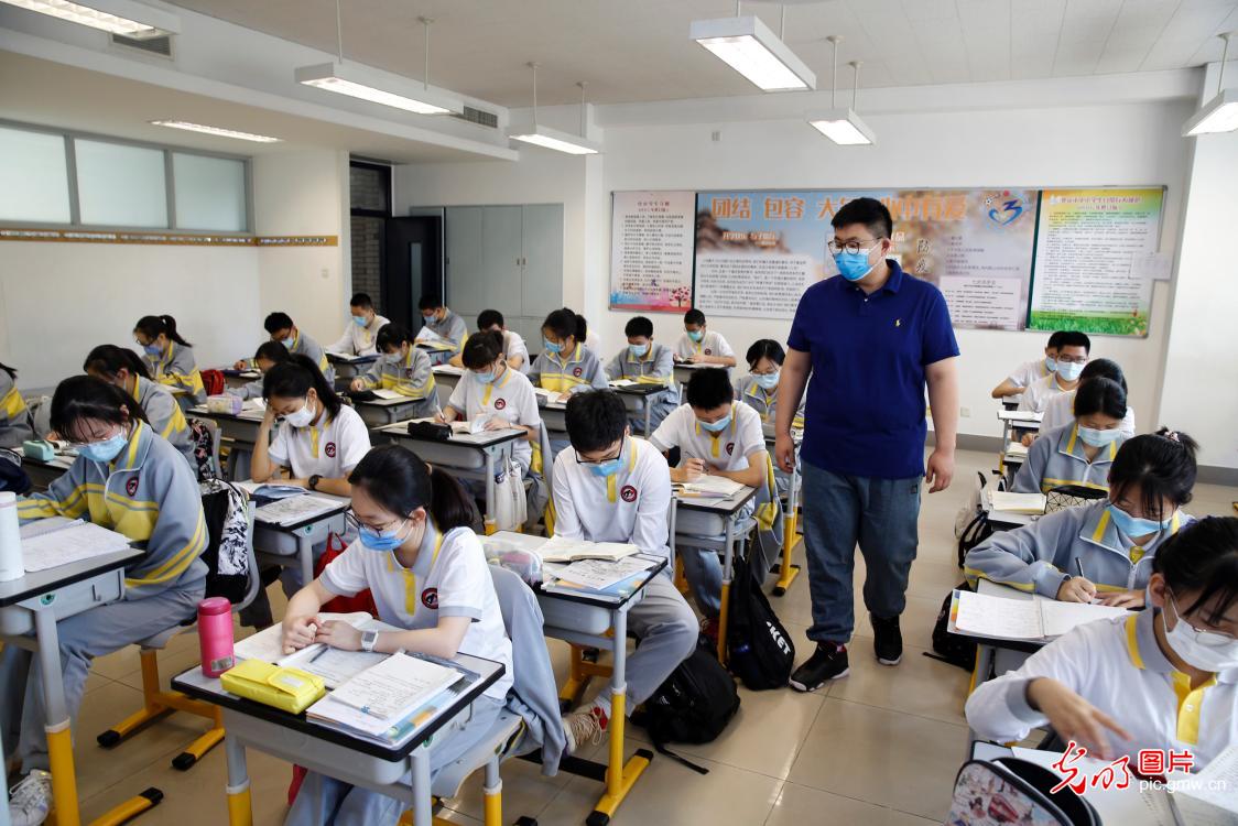 400,000 students return to school in Beijing