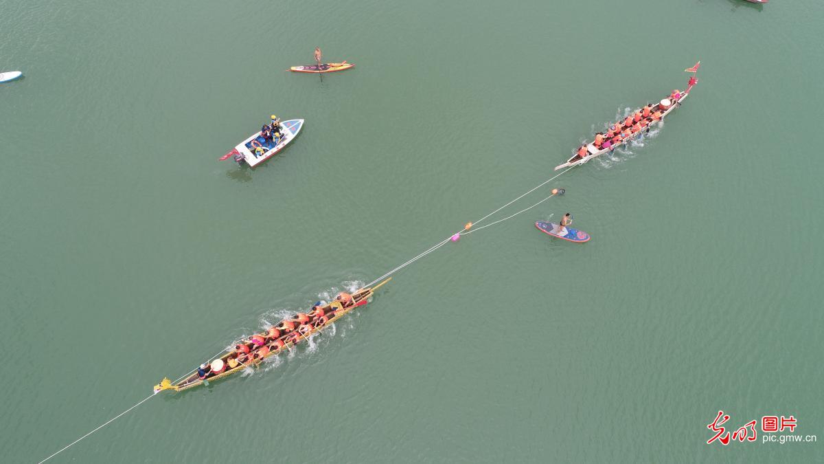 Dragon boat tug of war to celebrate Dragon Boat Festival in Sichuan