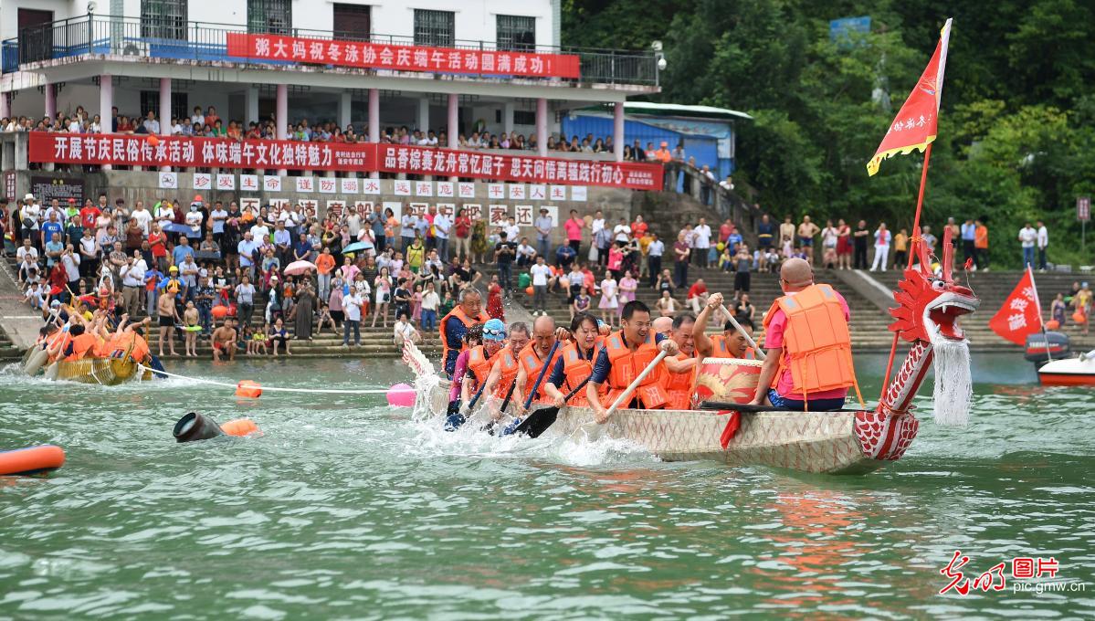 Dragon boat tug of war to celebrate Dragon Boat Festival in Sichuan