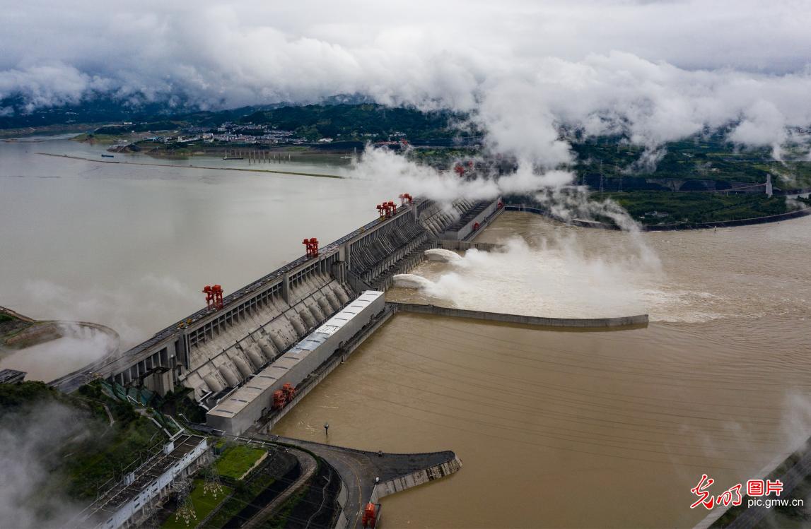 Three Gorges reservoir drops water level to contain water from potential seasonal flooding