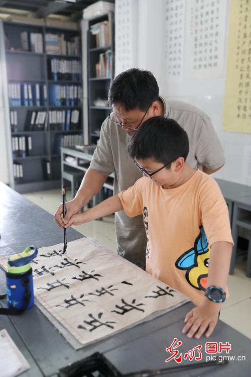 Children attend art courses during summer vacation in Enshi, C China’s Hubei