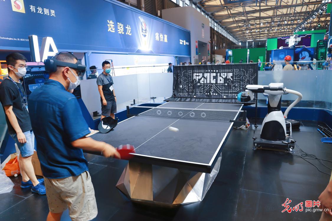 乒乓球机器人亮相上海ChinaJoy数码互动展