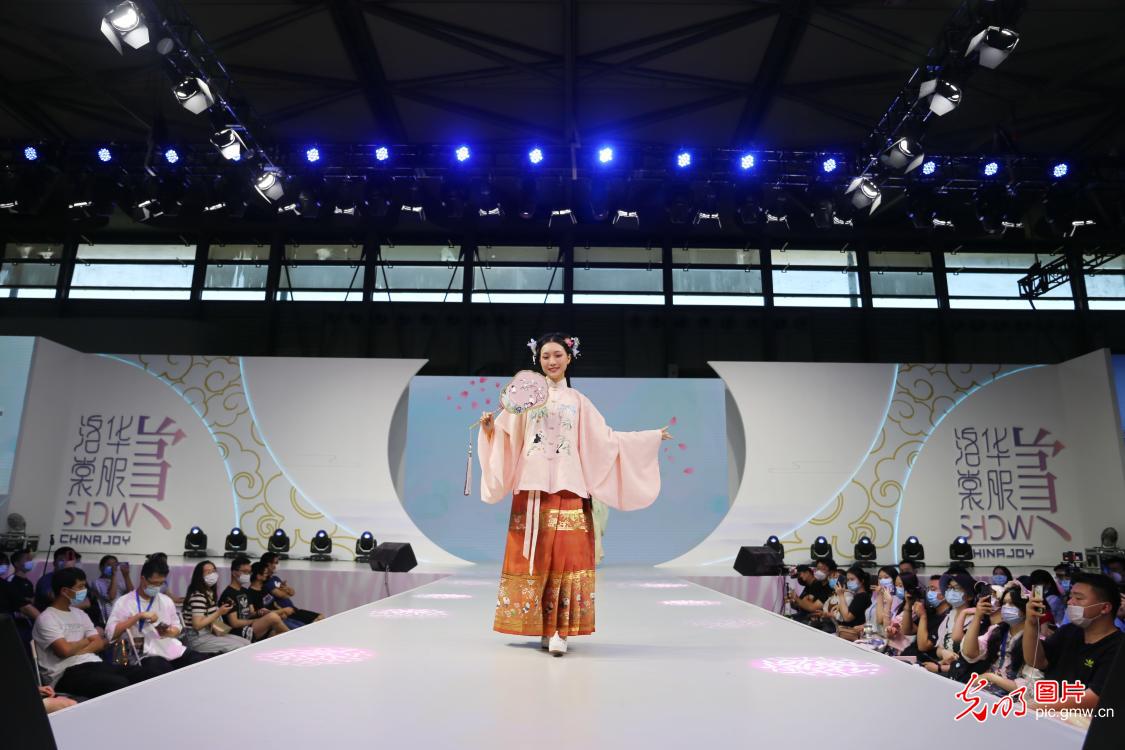 模特汉服走秀时尚演绎中国民族服饰文化