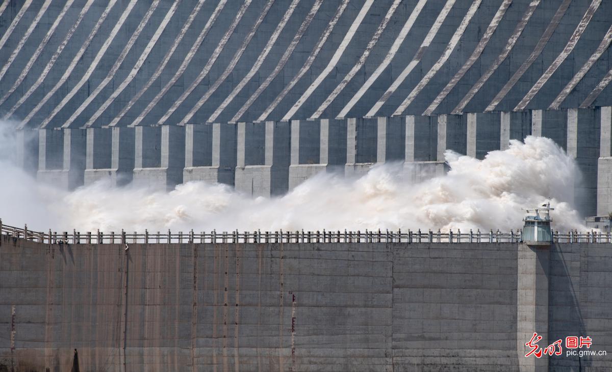 三峡枢纽为核心的梯级水库群拦洪超300亿立方米
