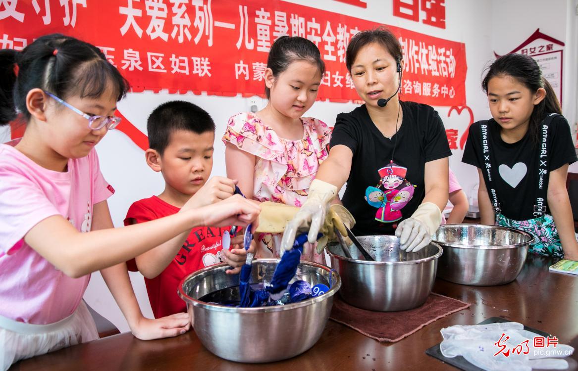 Children learn making skills of intangible cultural heritages during summer vacation in Hohhot, N China’s Inner Mongolia