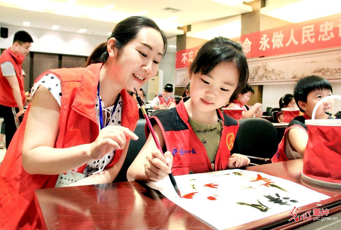 Children learn traditional Chinese painting in E China’s Anhui