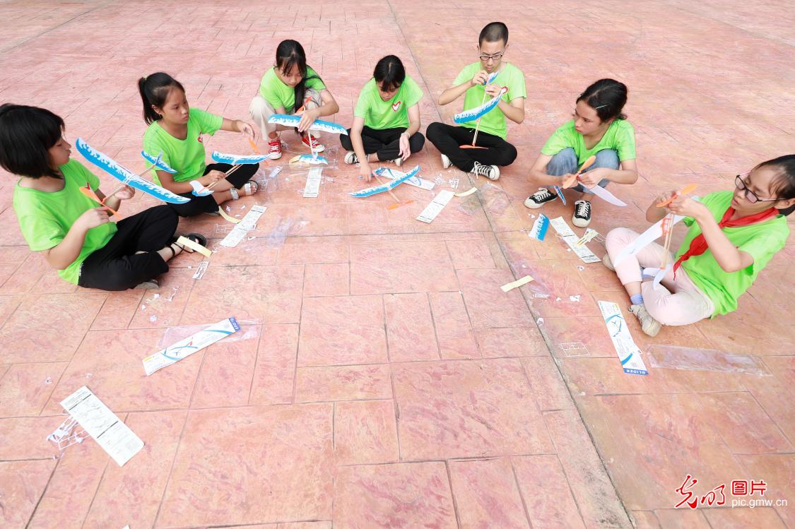 Volunteers care for left-behind children in C China’s Hunan