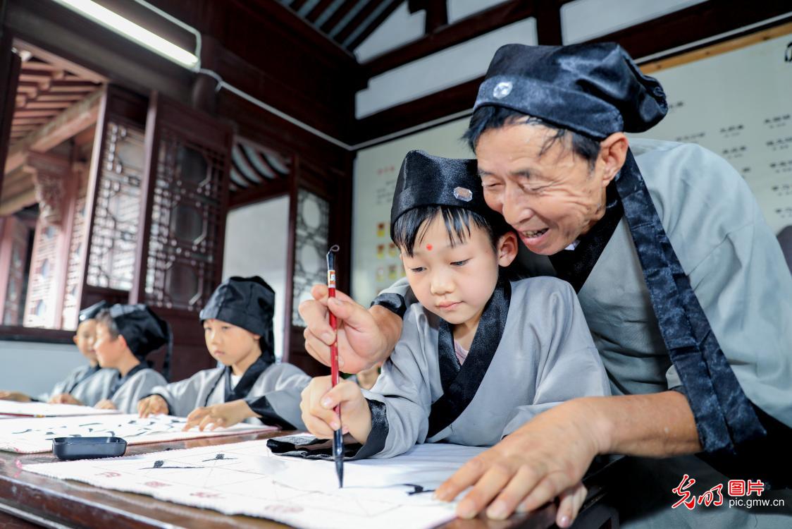 First writing ceremony held for first grade pupils in Huzhou, E China's Zhejiang