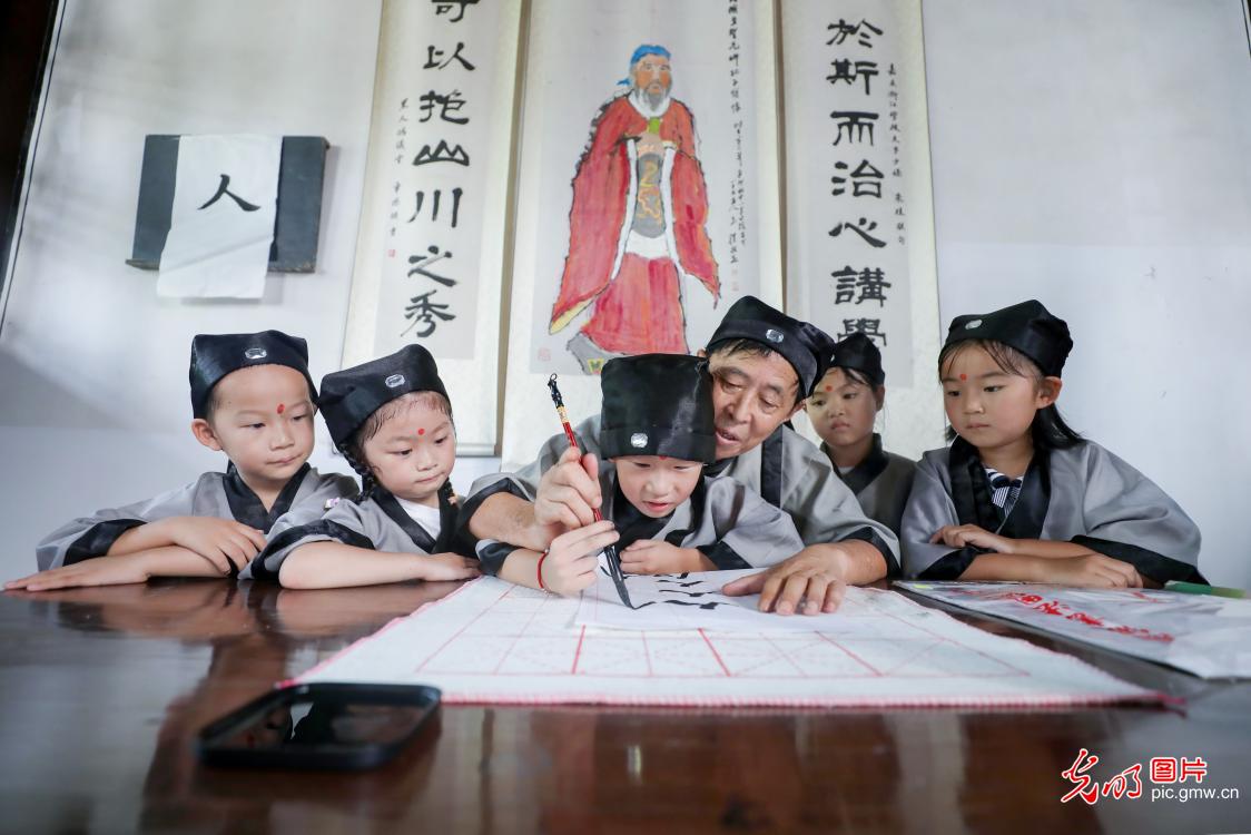 First writing ceremony held for first grade pupils in Huzhou, E China's Zhejiang