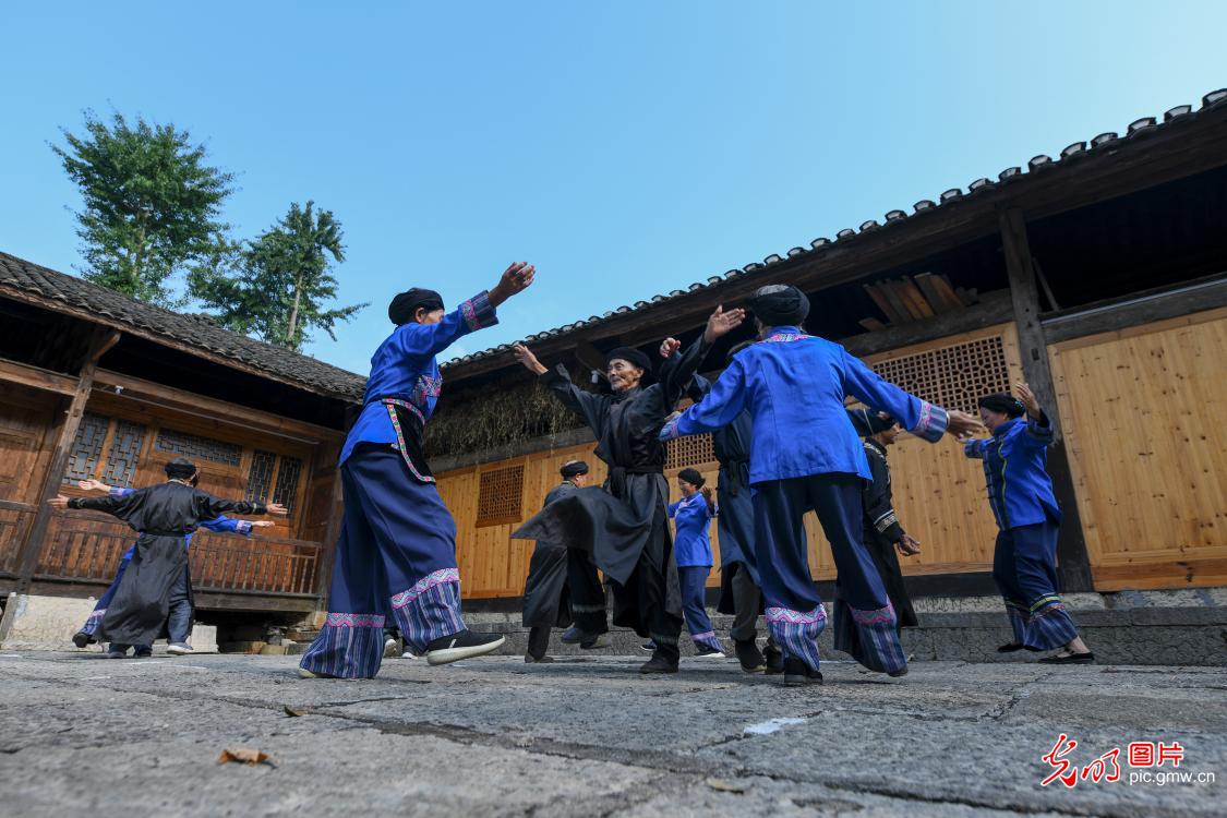 湖北恩施：摆手“舞”金秋