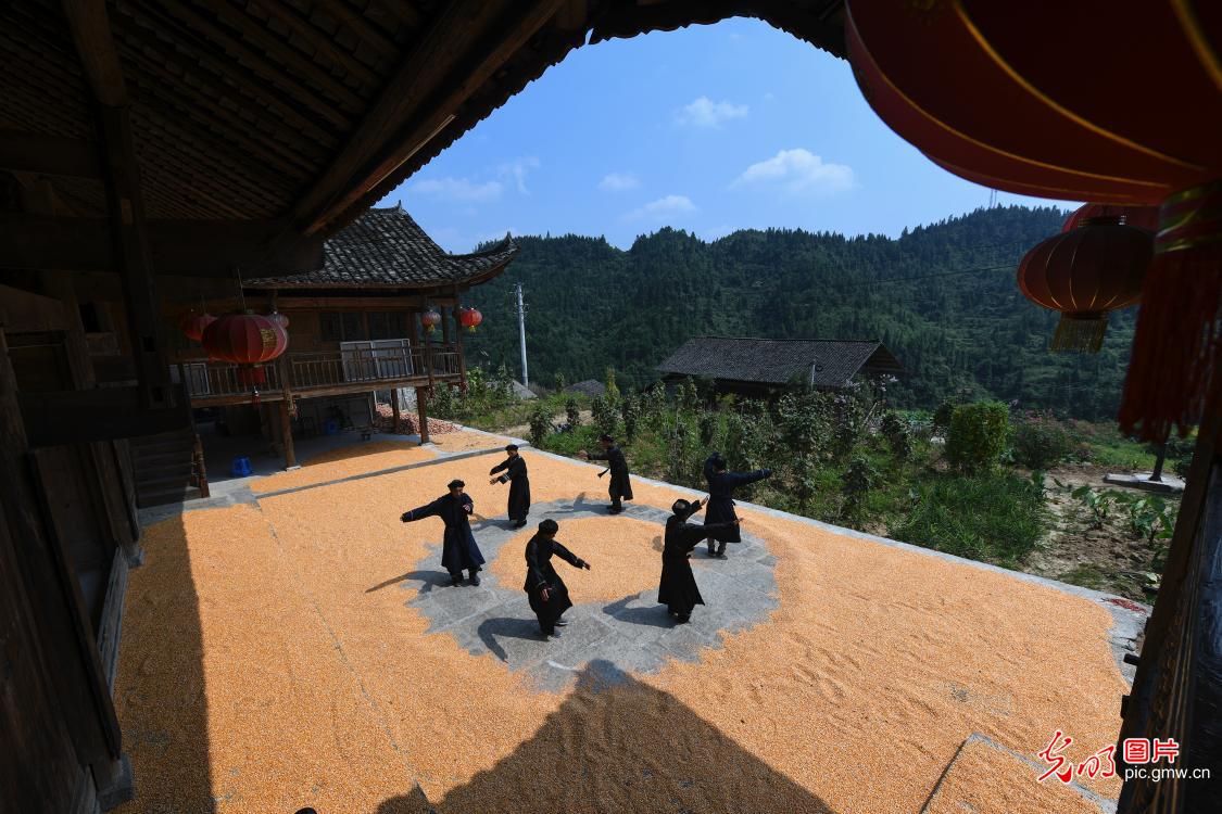 湖北恩施：摆手“舞”金秋