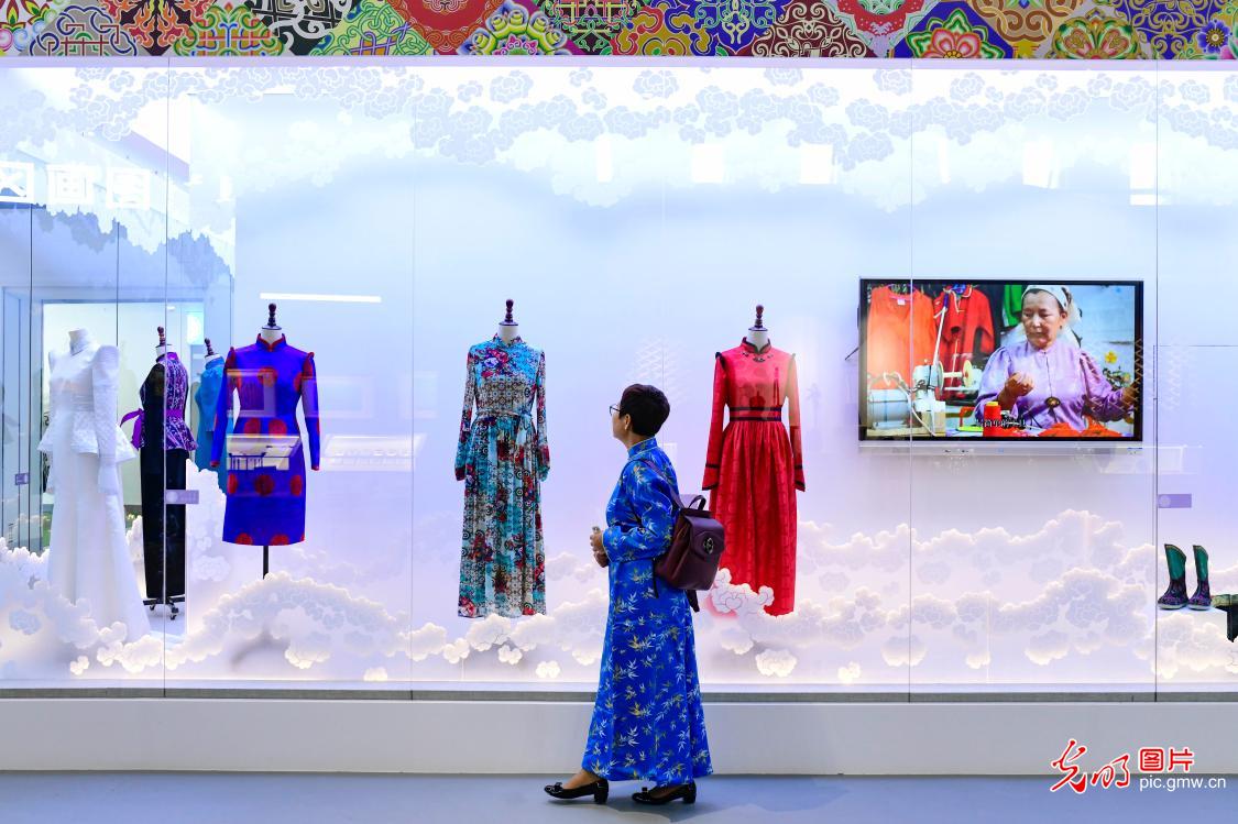 内蒙古举办传统工艺现代创意展