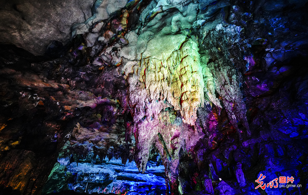 Magnificent view of stalagmites and stalactites in Yuhua Cave, E China's Fujian Province