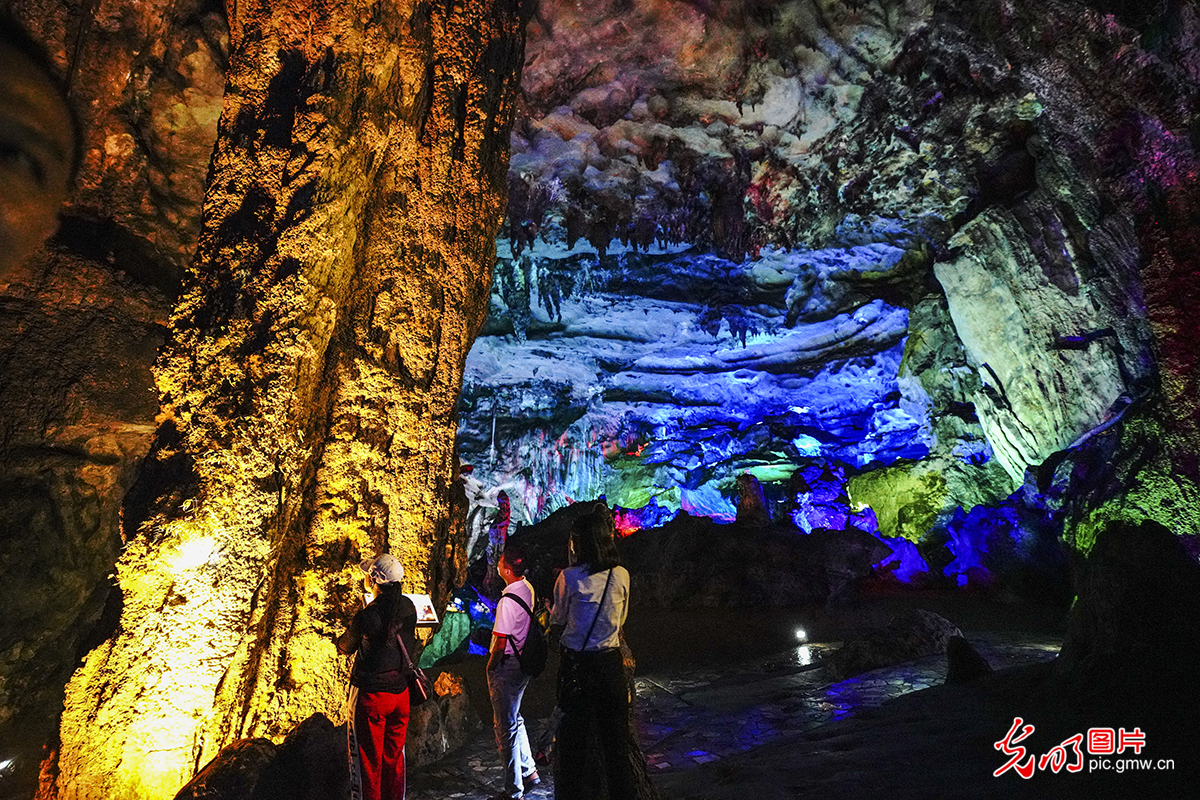 Magnificent view of stalagmites and stalactites in Yuhua Cave, E China's Fujian Province