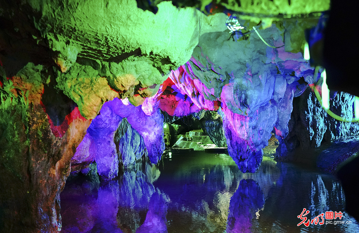 Magnificent view of stalagmites and stalactites in Yuhua Cave, E China's Fujian Province