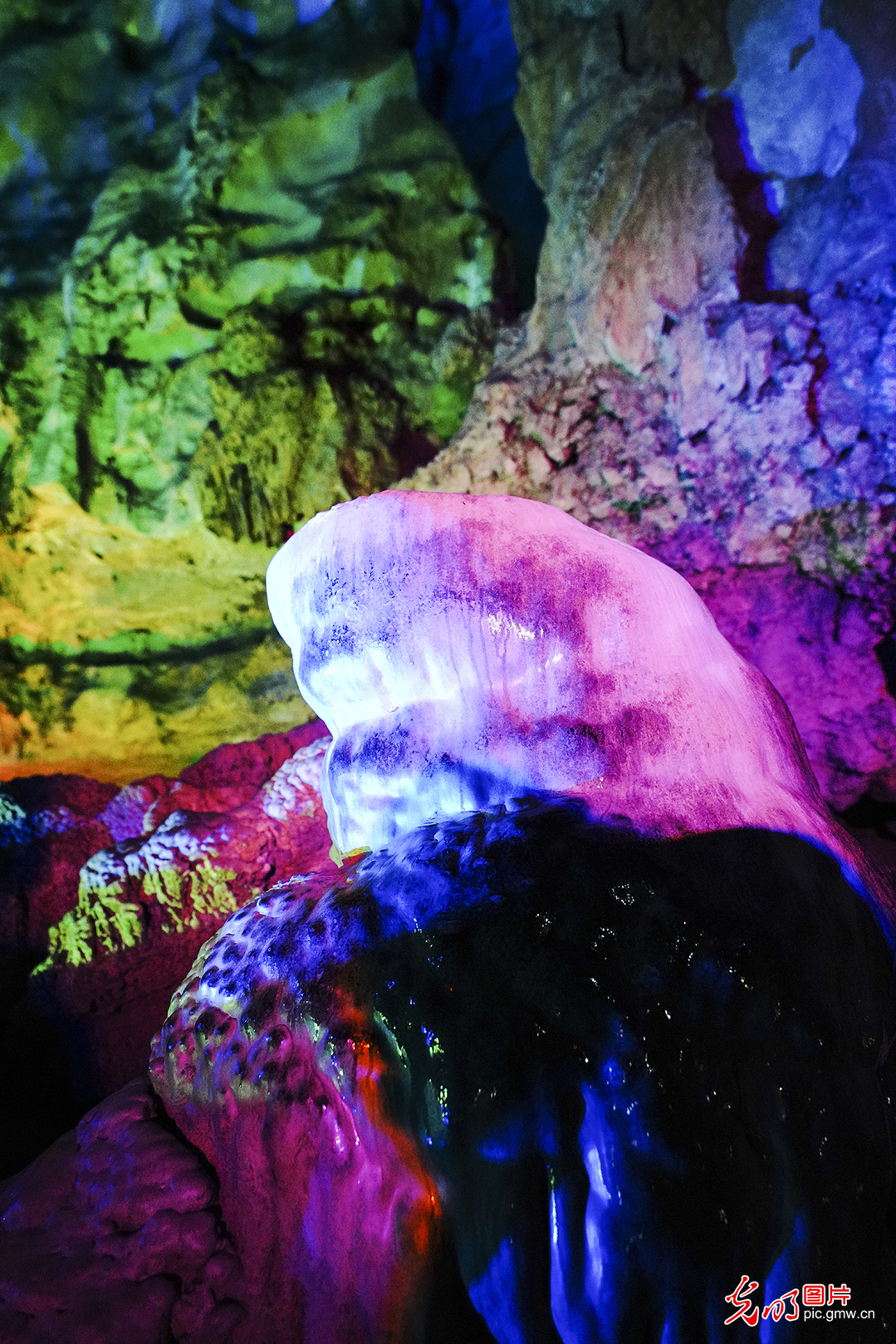 Magnificent view of stalagmites and stalactites in Yuhua Cave, E China's Fujian Province