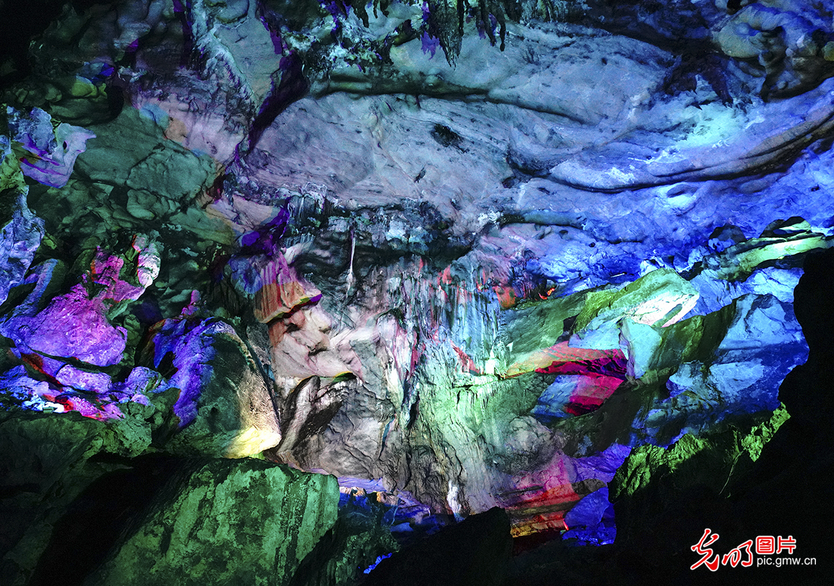 Magnificent view of stalagmites and stalactites in Yuhua Cave, E China's Fujian Province