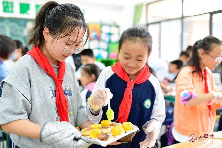 Lantern fair held in a primary school of Hohhot, N China's Inner Mongolia