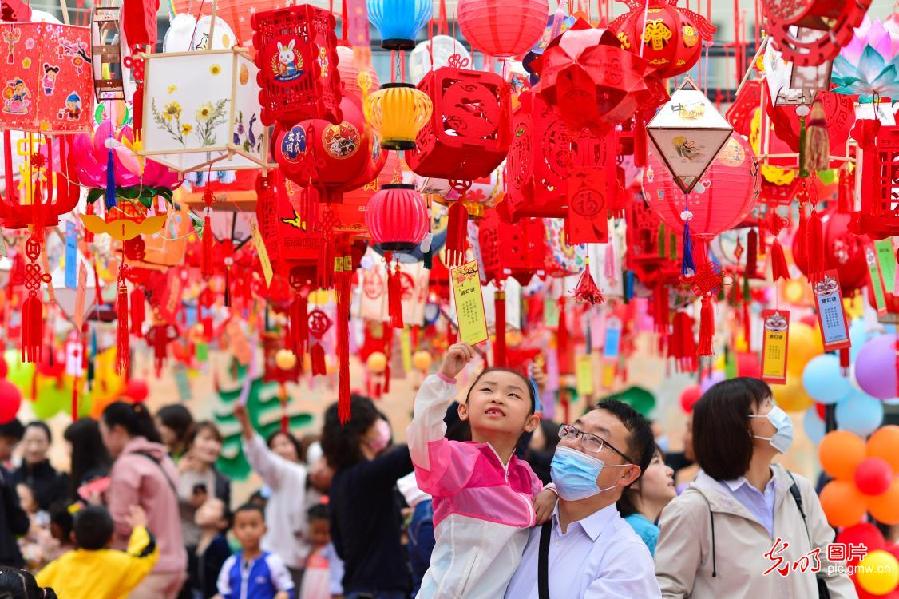 Lantern fair held in a primary school of Hohhot, N China's Inner Mongolia