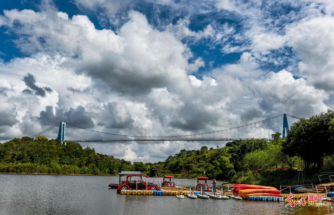 Tourists in Nanning flock out to enjoy the sunshine