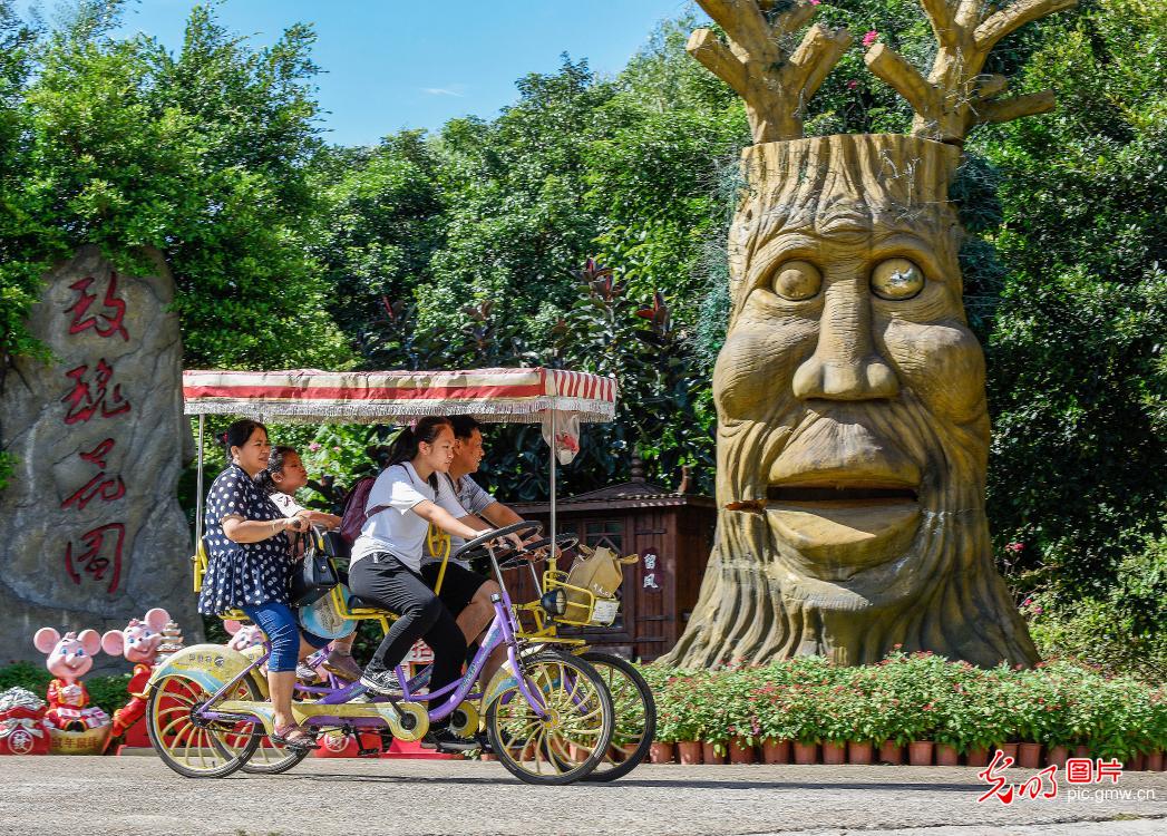 Tourists in Nanning flock out to enjoy the sunshine