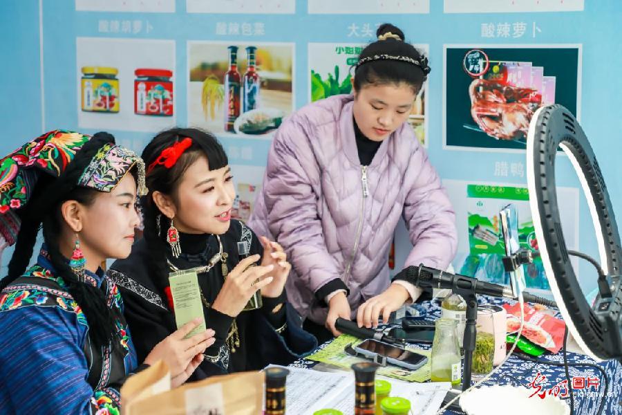 Livestreaming helps to battle poverty in C China's Hunan