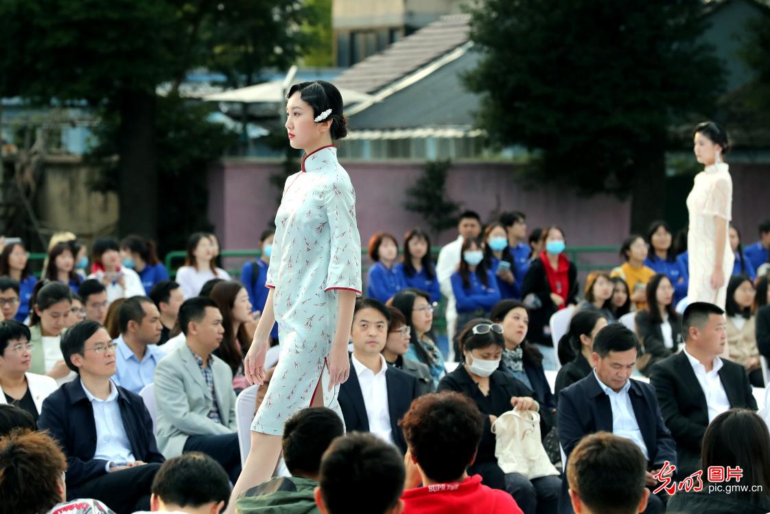 Fashion show held at Suzhou University in E China's Jiangsu