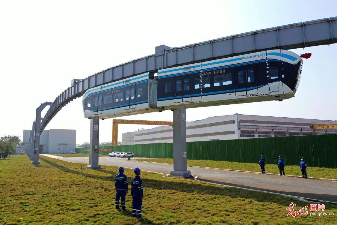 湖北首条“空轨”试验线实现无人驾驶