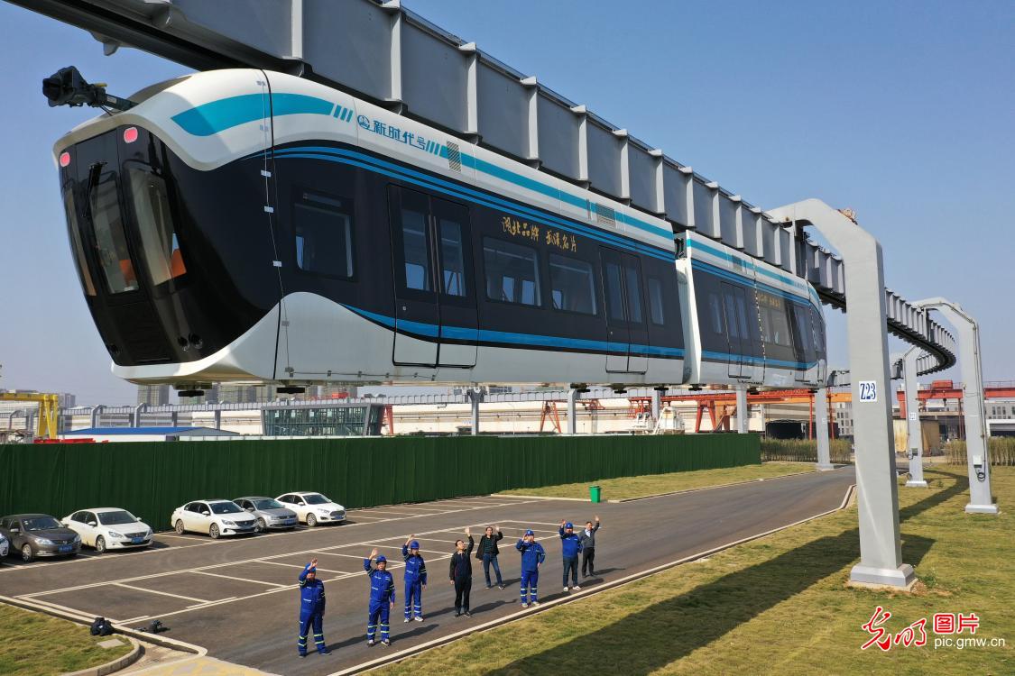 湖北首条“空轨”试验线实现无人驾驶