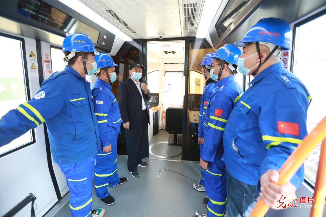 湖北首条“空轨”试验线实现无人驾驶