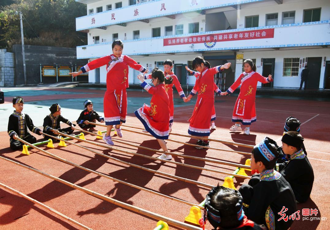 浙江淳安：畲族竹竿舞乐校园