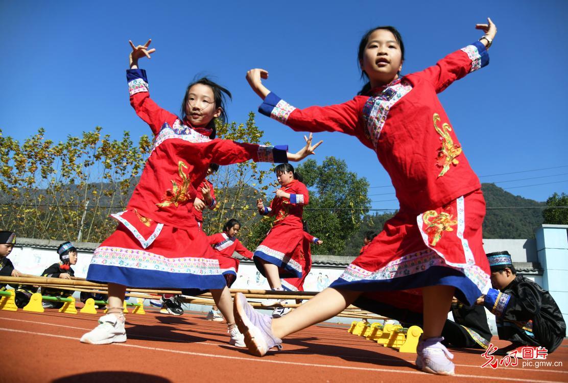 浙江淳安：畲族竹竿舞乐校园