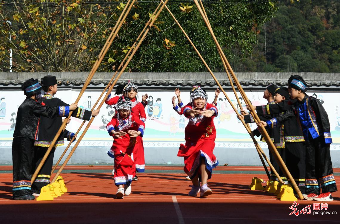 浙江淳安：畲族竹竿舞乐校园